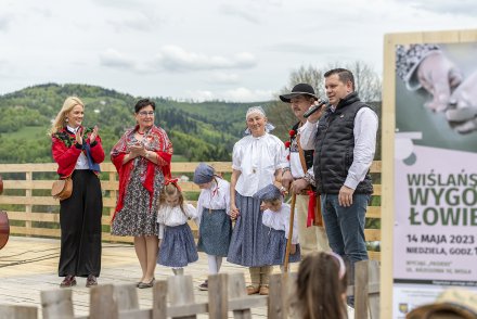 Wiślański Wygón Łowiec oficjalne rozpoczęcie Aneta Legierska Pełnomocnik Marszałka Województwa Śląskiego, Ewa Żak Radna Sejmiku Województwa Śląskiego, Tomasz Bujok Burmistrz Wisły i gospodarze Barbara i Jan Kędzior